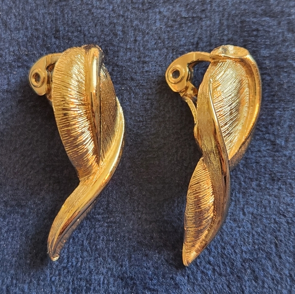 Vintage MONET Brushed Gold Tone Twisted Leaf Feather Clip On Earrings 1.25" - Picture 5 of 6